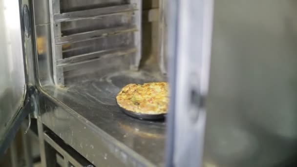 Pizza bakken in de oven — Stockvideo