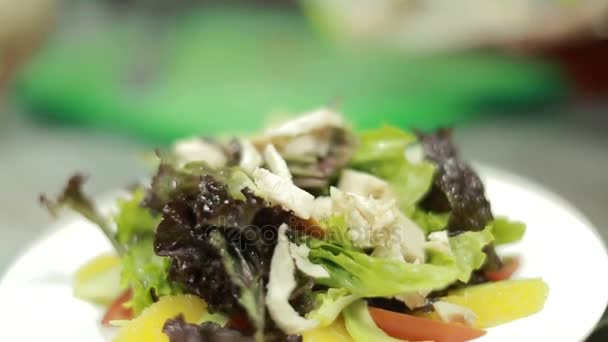 Şef yemek sebze salata — Stok video