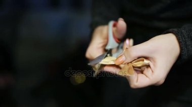 Kadın eliyle X-Mas süslemeleri oluşturur.
