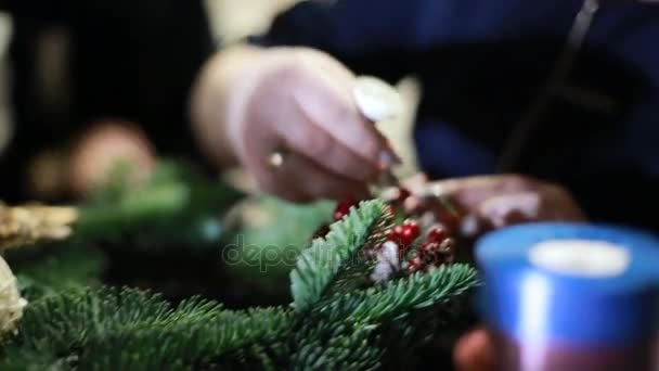 Christmas Ornament gemaakt door handen — Stockvideo