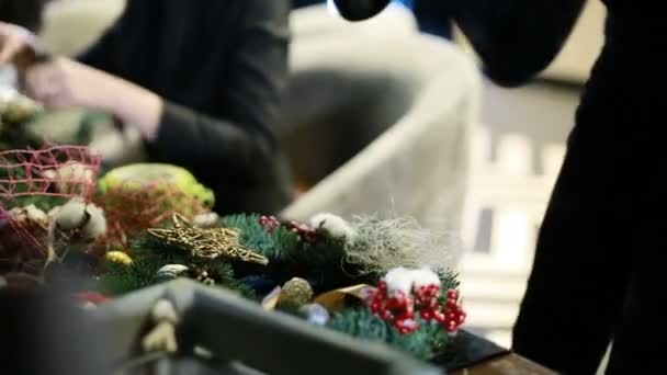 Christmas Ornament gemaakt door handen — Stockvideo