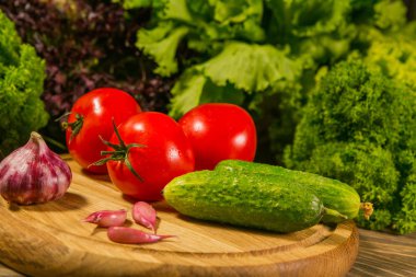 Taze domates salatalık ve sarımsak ile ahşap bir tahta. Taze sebze ile kompozisyon