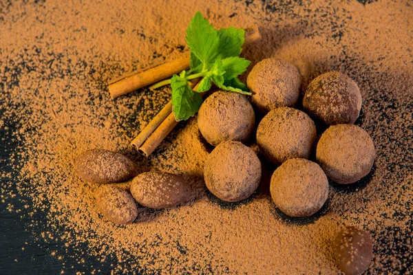 Trufa de chocolate. Doces de chocolate em uma mesa com hortelã e van — Fotografia de Stock