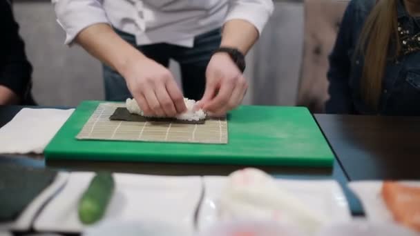 Preparando o conjunto de sushi — Vídeo de Stock