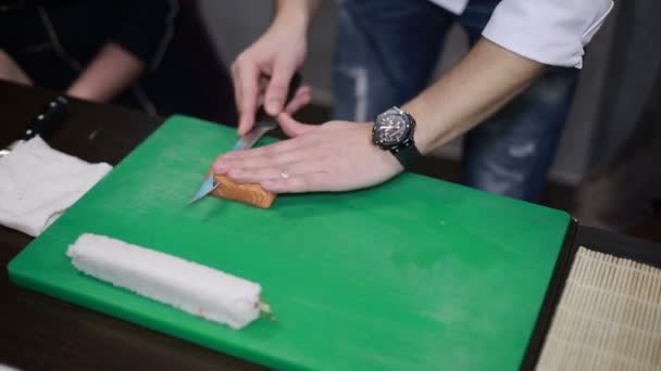 Создание суши из лосося, японская еда — стоковое видео
