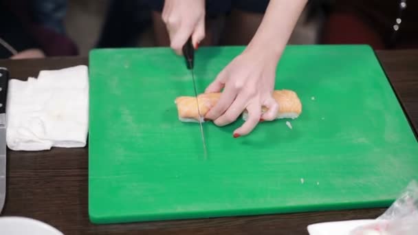 Процесс приготовления суши и роллов — стоковое видео