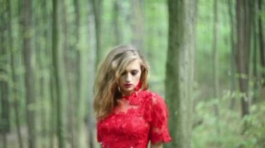 Yeşil orman yürüyen güzel kadın