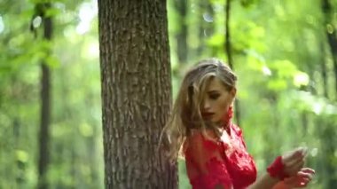 Romantik şık kız ormanda