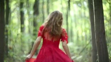 Genç kadın ormanda yürür