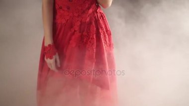 Dumanlı arka plan güzel kadın