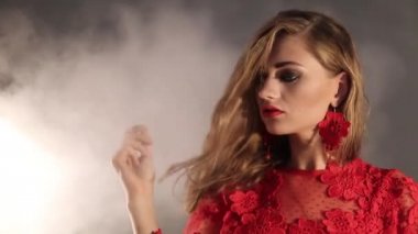 Genç kadın siste poz