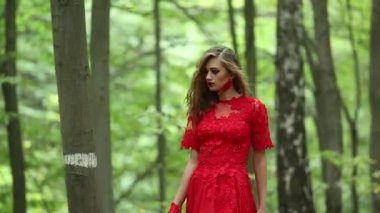 Güzel kız ormanda yürüyüş