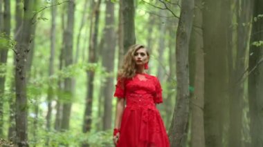 Gizemli ormanda yürüyen kadın