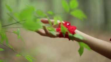 Yeşil yaprak ile genç kız