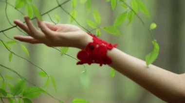 Yaprak dokunmadan genç güzellik kız