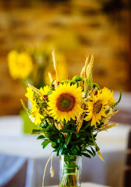 Colorful summertime floral arrangement with sunflower — Stock Photo, Image