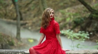 Gizemli kız ormanda yürüyüş