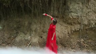 Bir duman bulutu ormanda kadında