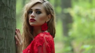 Güzel kadın güzel orman araştırıyor