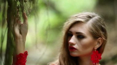 Muhteşem Bayan gizemli bir sisli orman