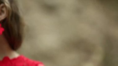 Gizemli kız ormanda yürüyüş