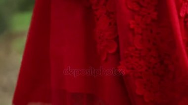 Güzel kız ormanda yürüyüş