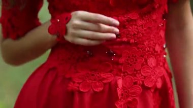 Yeşil orman yürüyen güzel kadın