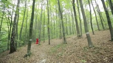 Güzel kadın ormanda yürüyüş