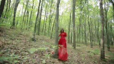 Bir orman üzerinde yürüyen güzel genç kadın