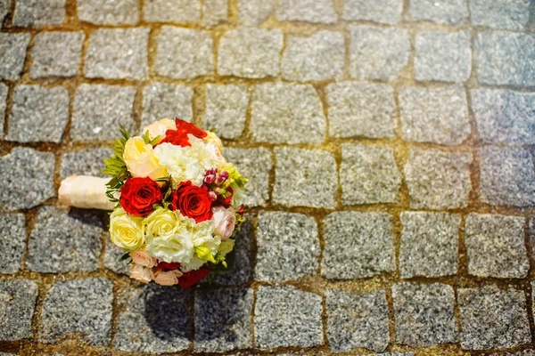Buquê de casamento no chão em pedras — Fotografia de Stock