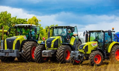 Vinnitsa, Ukrayna - Temmuz 2017: Traktörler ve biçerdöverler Claas. Agri