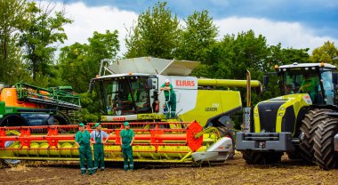 Vinnitsa, Ukrayna - Temmuz 2017: ekipman hasat tahıl
