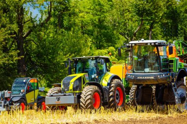 Vinnitsa, Ukrayna - Temmuz 2017: Traktörler ve biçerdöverler Claas. Hasat zamanı bitkileri tarım alanı