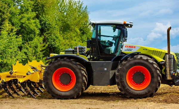 Vinnitsa, Ukraina - juli 2017: Moderna Claas traktor i fältet — Stockfoto