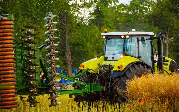 VINNITSA, UCRANIA - JULIO 2017: Tractor agrícola. Agricultura —  Fotos de Stock