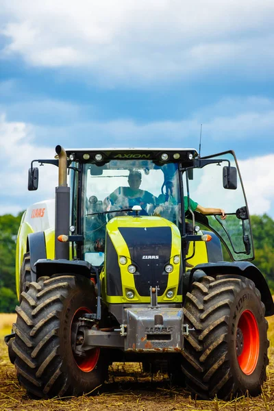 Vinnica, Ukrajna - 2017. július: Mezőgazdasági traktor. Agricultura — Stock Fotó