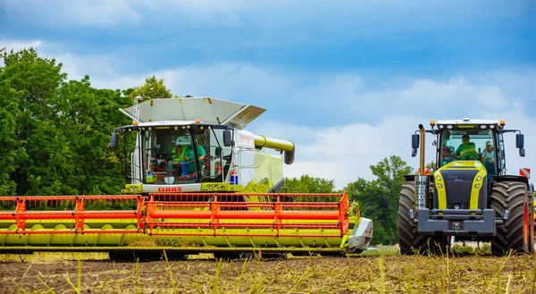 Vinnitsa, Ukraina - juli 2017: Grain avverkningsutrustning i fältet. Jordbrukssektorn — Stockfoto