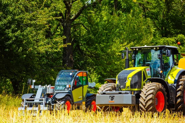 VINNITSA, UKRAINE - JUILLET 2017 : Matériel de récolte de grains sur le terrain. Secteur agricole — Photo