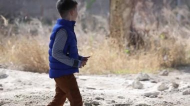 Çocuk terk edilmiş bölgede yürüyüş