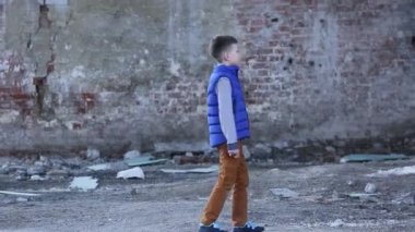 Çocuk için terk edilmiş bir binada gider