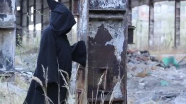 Korkunç şekilde siyah manto