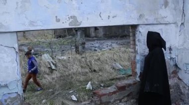 Siyah manto için çocuk izlerken rakam