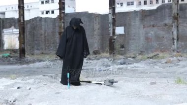 Çocuk Scooter yakınındaki siyah manto korkunç şekilde