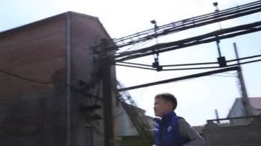 Çocuk terk edilmiş bir bölge inceler