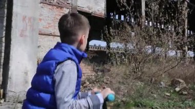 Terkedilmiş bir fabrikada küçük çocuk