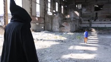Siyah manto için çocuk izlerken rakam