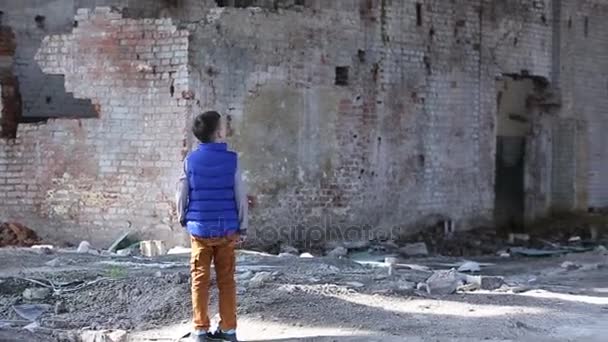 Niño caminar en destruido casa — Vídeo de stock