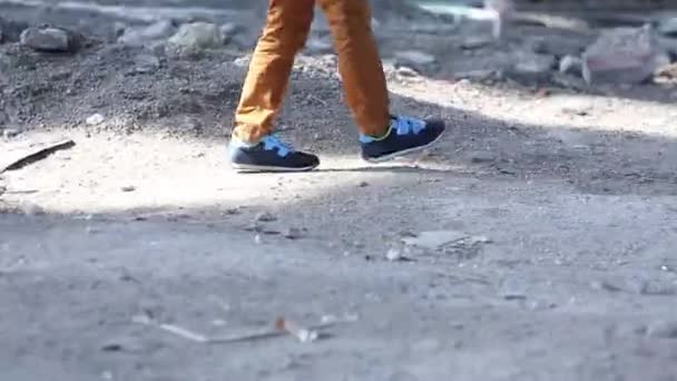 男孩走在被遗弃的区 — 图库视频影像