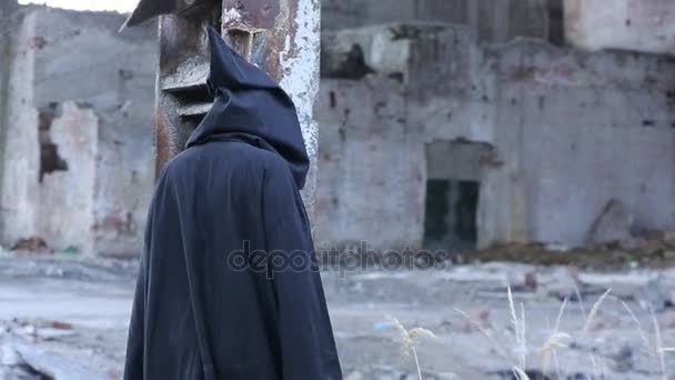 Fantôme dans noir manteau dans un ruines — Video