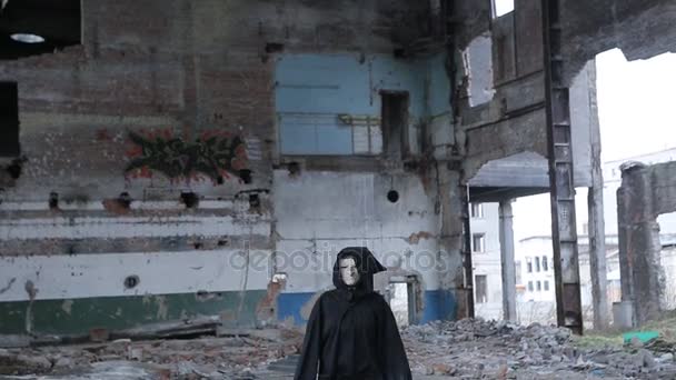 Persona misteriosa en una antigua fábrica destruida — Vídeo de stock